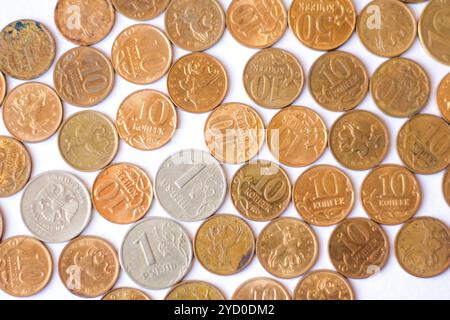 Russische Münzen isoliert auf weißem Hintergrund. Russisches Geld. Stockfoto