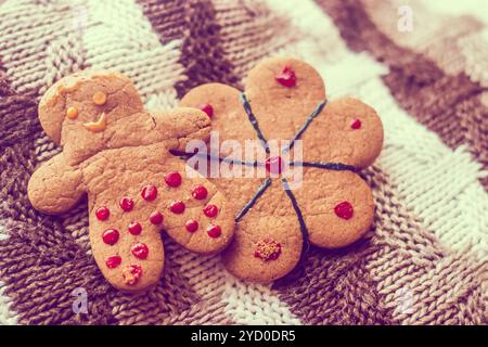 Lebkuchenkeks auf einem Pullover. Leckeres Mehlprodukt. Essen Stockfoto