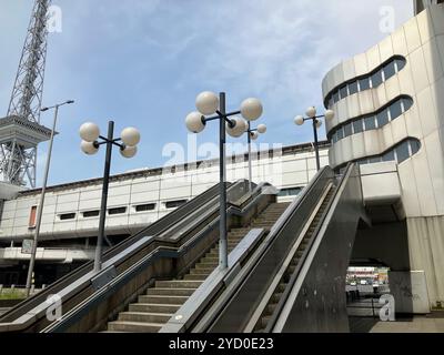 Das ICC - Internationales Kongresszentrum und der Berliner Funkturm. Messedamm, Westend, Charlottenburg-Wilmersdorf, Berlin, Deutschland. Mai 2023. Stockfoto