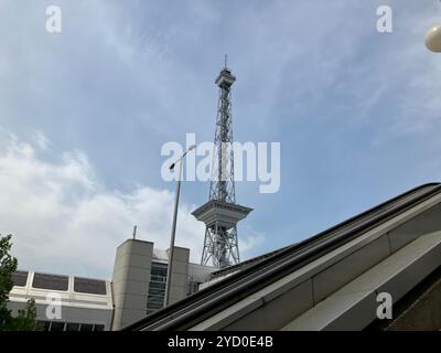 Das ICC - Internationales Kongresszentrum und der Berliner Funkturm. Messedamm, Westend, Charlottenburg-Wilmersdorf, Berlin, Deutschland. Mai 2023. Stockfoto