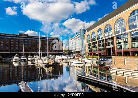 Marina umgeben von umgebauten Lagerhäusern in St Katharine Docks, London, England Stockfoto