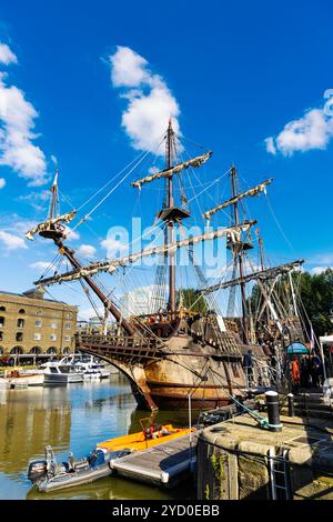 Das Segelschiff El Galeón Andalucía aus dem 16. 17. Jahrhundert legte in den St. Katharine Docks in London an Stockfoto