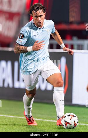 Enschede, Niederlande. Oktober 2024. ENSCHEDE, NIEDERLANDE - 24. OKTOBER: Luca Pellegrini von SS Lazio spielt mit dem Ball während des Spiels der UEFA Europa League 2024/25 League Phase MD3 zwischen dem FC Twente und S.S. Lazio am 24. Oktober 2024 im FC Twente Stadium in Enschede, Niederlande. (Foto von Joris Verwijst/Orange Pictures) Credit: Orange Pics BV/Alamy Live News Stockfoto