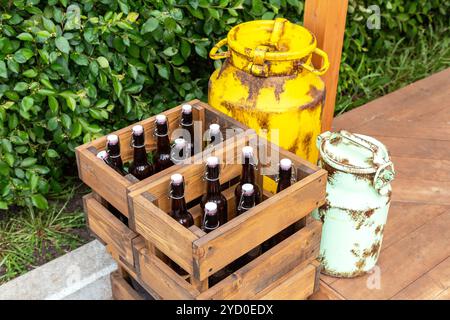 Vintage Holzkisten mit Handwerk Bier Flaschen und Dosen aus Metall Stockfoto