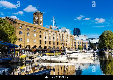 Marina and Ivory House, Lagerhaus aus dem 19. Jahrhundert, das zur Lagerung von Luxusgütern verwendet wurde, die in Wohnungen und Einzelhandelseinheiten umgewandelt wurden, St Katharine Docks, London Stockfoto