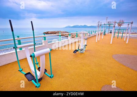 Öffentlicher Fitnessraum am Mittelmeer mit Blick auf Cannes Stockfoto