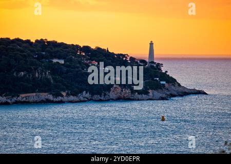 Blick auf die Halbinsel Cap Ferrat und den Leuchtturm bei Sonnenaufgang, herrliche Landschaft der französischen riviera Stockfoto
