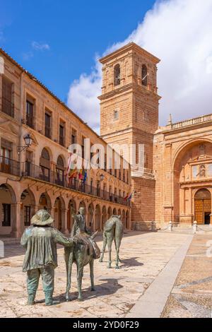 Skulptur von Don Quijote und Sancho Panza, Plaza Mayor, Hauptplatz, Villanueva de los Infantes, Ciudad Real, Castilla-La Mancha, Spanien Stockfoto