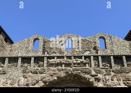 Oben auf den Ruinen des Pretoria-Tors (Porta Pretoria, 25 v. Chr.), dem östlichen Eingangstor der antiken römischen Stadt, Aosta, Aosta-Tal, Italien Stockfoto