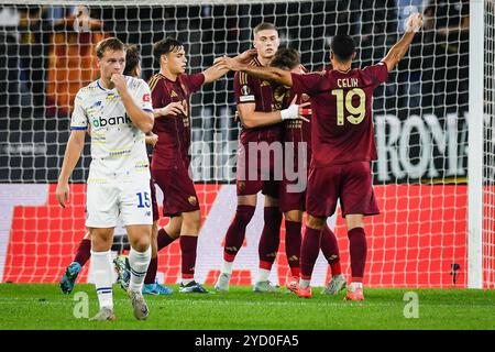 Artem DOVBYK von AS Roma feiert sein Tor mit seinen Teamkollegen und Valentyn RUBCHYNSKYI von Dynamo Kyiv sieht während des Fußballspiels UEFA Europa League, League Phase MD3 zwischen AS Roma und Dynamo Kyiv am 24. Oktober 2024 im Stadio Olimpico in Rom, Italien, niedergeschlagen aus Stockfoto