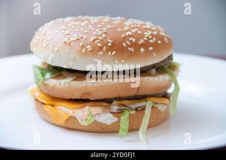 Großer Burger. Food Fast Food Restaurant. Falsches Essen. Cholesterin Stockfoto