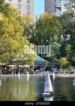 Das Conservatory Water im Central Park verfügt über Fernsteuerungssegelboote i=, 2024, NYC, USA Stockfoto