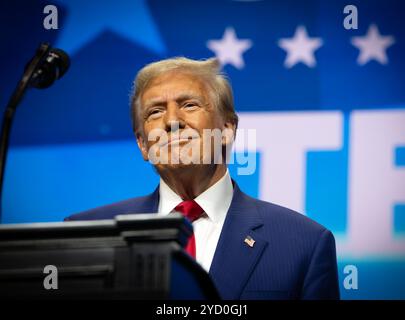 Duluth, Georgia, USA. Oktober 2024. DONALD TRUMP spricht am Mittwoch in der Gas South Arena an. (Kreditbild: © Robin Rayne/ZUMA Press Wire) NUR REDAKTIONELLE VERWENDUNG! Nicht für kommerzielle ZWECKE! Stockfoto