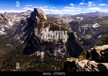 Gigantischer Blick auf den Half Dome vom Glacier Point aus Stockfoto