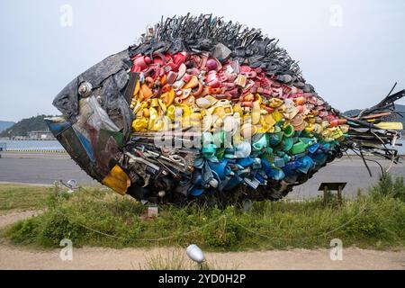 Fischförmige Skulptur aus recyceltem Müll von Yodogawa Technique am Kai im Hafen von UNO Japan Stockfoto