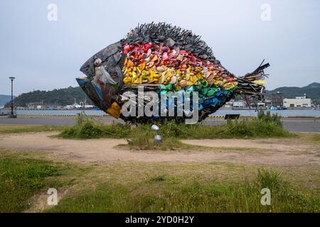 Fischförmige Skulptur aus recyceltem Müll von Yodogawa Technique am Kai im Hafen von UNO Japan Stockfoto