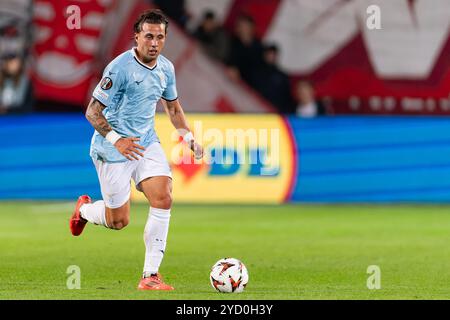 Enschede, Niederlande. Oktober 2024. ENSCHEDE, NIEDERLANDE - 24. OKTOBER: Luca Pellegrini von SS Lazio spielt mit dem Ball während des Spiels der UEFA Europa League 2024/25 League Phase MD3 zwischen dem FC Twente und S.S. Lazio am 24. Oktober 2024 im FC Twente Stadium in Enschede, Niederlande. (Foto von Joris Verwijst/Orange Pictures) Credit: Orange Pics BV/Alamy Live News Stockfoto