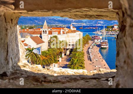 Stadt Trogir am Ufer und Sehenswürdigkeiten Panoramablick durch Steinfenster Stockfoto