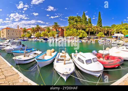 Kastel Luksic Hafen und Sehenswürdigkeiten Sommer Blick Stockfoto