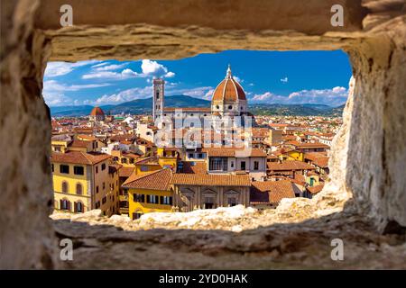 Blick auf den Platz von Florenz und die Kathedrale Santa Maria del Fiore oder den Dom durch ein Steinfenster Stockfoto