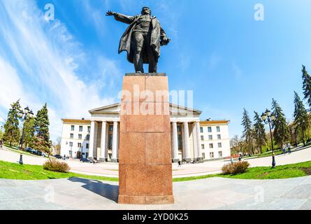 Samara, Russland - 6. Mai 2018: Denkmal für die sowjetischen Staatsmann S.M. Kirow vor dem Palast der Kultur auf dem gleichen Platz der Stadt. Fischaugenobjektiv Stockfoto