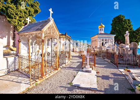 Historischer Friedhof in der Stadt Menton mit Blick auf den Fußweg Stockfoto