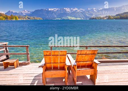 Relax Liegestuhl am Luzerner See in den Alpen Stockfoto