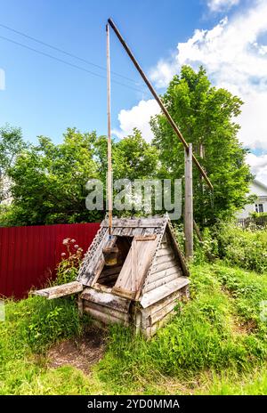 Altes Dorf Holzbrunnen auf dem Land Stockfoto