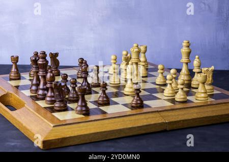 Schachspiel ist im Gange hölzerne Schachfiguren Stücke Brett Stockfoto