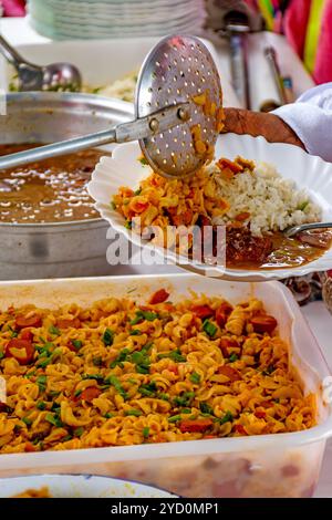 Brasilianisches Essen wird in einem beliebten Restaurant für die einheimische Bevölkerung mit niedrigem Einkommen serviert. Stockfoto