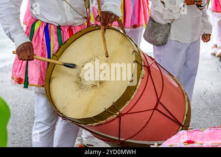 Musiker auf der Straße mit ihrem Schlagzeug während eines populären Festivals in Brasilien Stockfoto