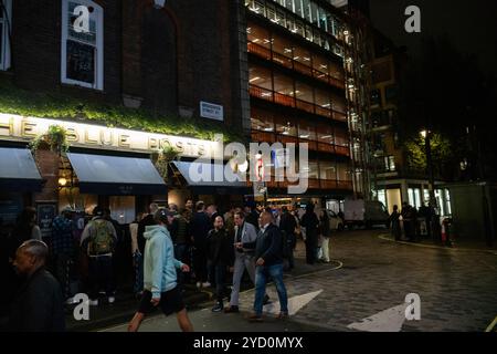 Trinker stehen vor dem Blue Posts Pub auf dem Berwick Street Market im Herzen von Soho, Londons West End, England, Großbritannien Stockfoto