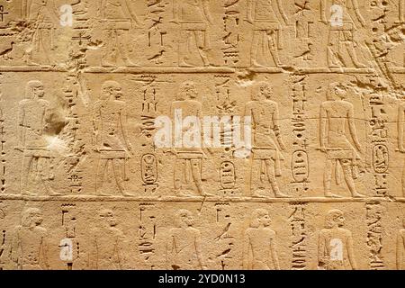 großen Sand Wand mit Fragment der alten ägyptischen Dokument Stockfoto