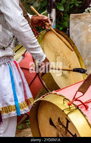 Musiker mit bunten Trommeln auf den Straßen Brasiliens während eines beliebten Festivals Stockfoto