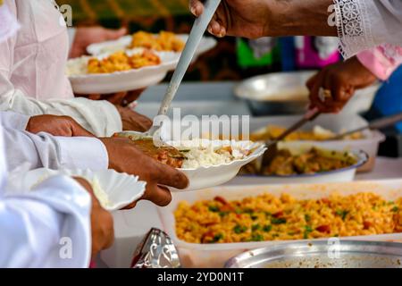 Traditionelle brasilianische Gerichte werden in einem beliebten Restaurant für die einheimische Bevölkerung mit niedrigem Einkommen serviert. Stockfoto