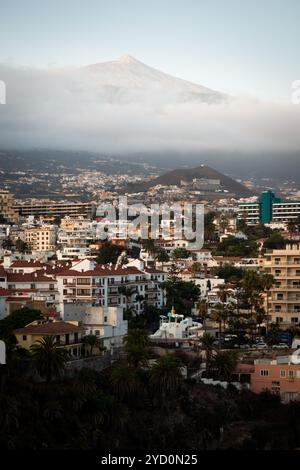 Vertikale Landschaft des Erwachens des Vulkans El Teide auf Teneriffa - Kanarische Inseln Stockfoto