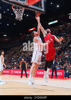 Nikola Mirotic (EA7 Emporio Armani Olimpia Milano) &amp; Ercan Osmani (Anadolu Efes Istanbul) während der EA7 Emporio Armani Milano vs Anadolu Efes Istanbul, Basketball Euroleague Spiel in Mailand, Italien, 24. Oktober 2024 Stockfoto