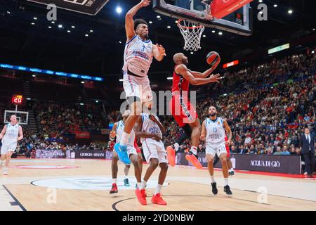 Shavon Shields (EA7 Emporio Armani Olimpia Milano) &amp; Jordan Nwora (Anadolu Efes Istanbul) während der EA7 Emporio Armani Milano gegen Anadolu Efes Istanbul, Basketball Euroleague Spiel in Mailand, Italien, 24. Oktober 2024 Stockfoto