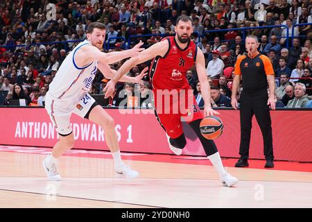 Nikola Mirotic (EA7 Emporio Armani Olimpia Milano) &amp; Ercan Osmani (Anadolu Efes Istanbul) während der EA7 Emporio Armani Milano vs Anadolu Efes Istanbul, Basketball Euroleague Spiel in Mailand, Italien, 24. Oktober 2024 Stockfoto