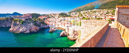 Panoramablick auf die Bucht von Dubrovnik und die historischen Mauern Stockfoto