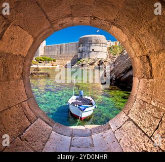 Dubrovnik kleiner Hafen unter Stadtmauern mit Blick durch ein Steinfenster Stockfoto