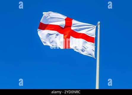 Die Flagge Englands winkt im Wind gegen den Himmel Stockfoto