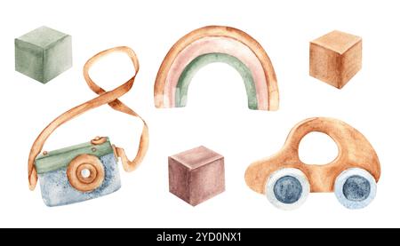 Öko-Spielzeug Aus Holz. Auto, Kamera, Regenbogen und Würfel. Aquarell handgezeichnete Kinder Illustration im Vintage-Stil isoliert auf weißem Hintergrund. Design Stockfoto