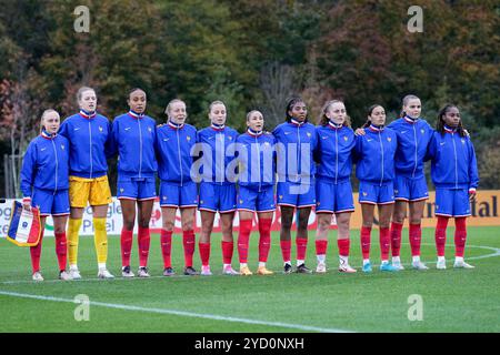 Frankfurt Am Main, Deutschland. Oktober 2024. Spielerinnen der französischen Auswahl bei der Nationalhymne vor dem Spiel, Mannschaftsfoto, Teamfoto, Mannschaft, Gruppenbild, Startelf, Startaufstellung, 24.10.2024, Frankfurt am Main (Deutschland), Fussball, Länderspiel, U 23-Frauen, Deutschland - Frankreich, 24.10.2024, Frankfurt am Main (Deutschland), Fußball, Länderspiel, U 23-Frauen, Deutschland - Frankreich, DFB-/DFL-VORSCHRIFTEN VERBIETEN DIE VERWENDUNG VON FOTOS ALS BILDSEQUENZEN UND/ODER QUASI-VIDEO. Quelle: dpa/Alamy Live News Stockfoto