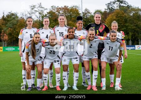 Hinten v.li.: Katharina Piljic (Deutschland, 6), Anna Aehling (Deutschland, 4), Julia Landenberger (Deutschland, 15), Shekiera Martinez (Deutschland, 9), Ena Mahmutovic (Torhüterin, Torwart, Deutschland, 1), Kristin Kögel (Deutschland, 3), vorne v.l.: Tuana Mahmoud (Deutschland, 17), Vanessa Fudalla (Deutschland, 20), Gia Corley (Deutschland, 10), Marie Müller (Deutschland, 2), Carlotta Wamser (Deutschland, 11), Spielerinnen der deutschen U23-Auswahl, Mannschaftsfoto, Teamfoto, Mannschaft, Gruppenbild, Startelf, Startaufstellung, 24.10.2024, Frankfurt am Main (Deutschland), Fussball, län Stockfoto