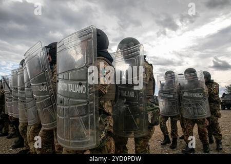 Italienische Einsatztruppe und Soldaten der multinationalen Spezialeinheit, die am 9. Oktober 2024 dem NATO-geführten KFOR-Kontrolltraining in Camp Villaggio, Peja/Peje, Kosovo zugewiesen wurden. (Foto der Nationalgarde der US-Armee von SPC. Sade Simmons) Stockfoto