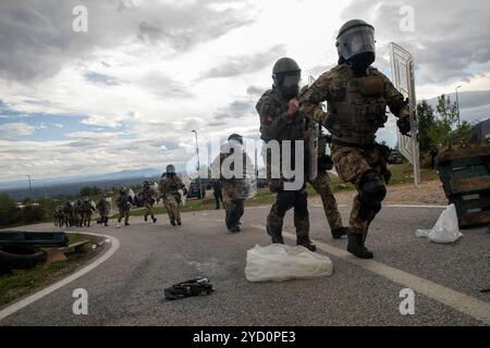 Italienische Einsatztruppe und Soldaten der multinationalen Spezialeinheit, die am 9. Oktober 2024 dem NATO-geführten KFOR-Kontrolltraining in Camp Villaggio, Peja/Peje, Kosovo zugewiesen wurden. (Foto der Nationalgarde der US-Armee von SPC. Sade Simmons) Stockfoto