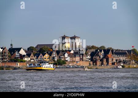 Frachtschiffe auf dem Rhein bei Rees, Marienkirche NRW, Deutschland, Stockfoto