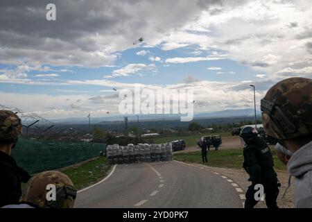 Italienische Einsatztruppe und Soldaten der multinationalen Spezialeinheit, die am 9. Oktober 2024 dem NATO-geführten KFOR-Kontrolltraining in Camp Villaggio, Peja/Peje, Kosovo zugewiesen wurden. (Foto der Nationalgarde der US-Armee von SPC. Sade Simmons) Stockfoto