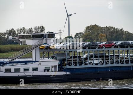 Der Autotransporter Forenso am Rhein bei Rees bringt Ford Explorer E-Cars vom Kölner Ford Werk in die Seehäfen der Niederlande Stockfoto